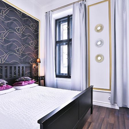Two-Bedroom Haven In The Old Town Praga Zewnętrze zdjęcie